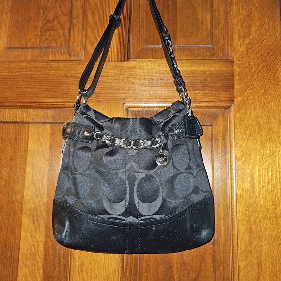 Black Chain-Accent Shoulder Bag - Picture 4 of 6